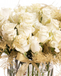 Buchet cu trandafiri albi în vază – imaginea 2