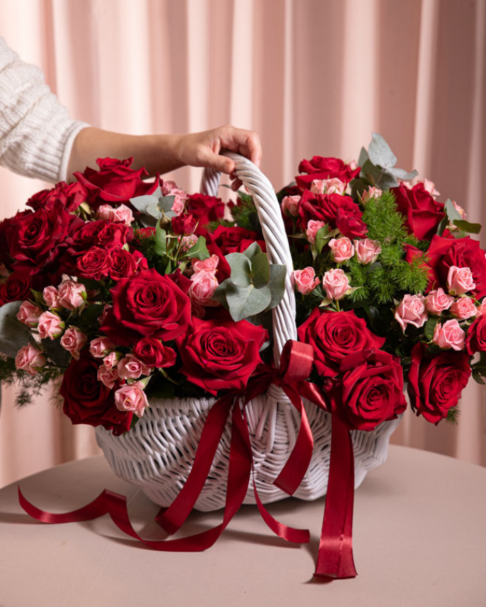 Coș cu trandafiri roșii „Grande Passion”