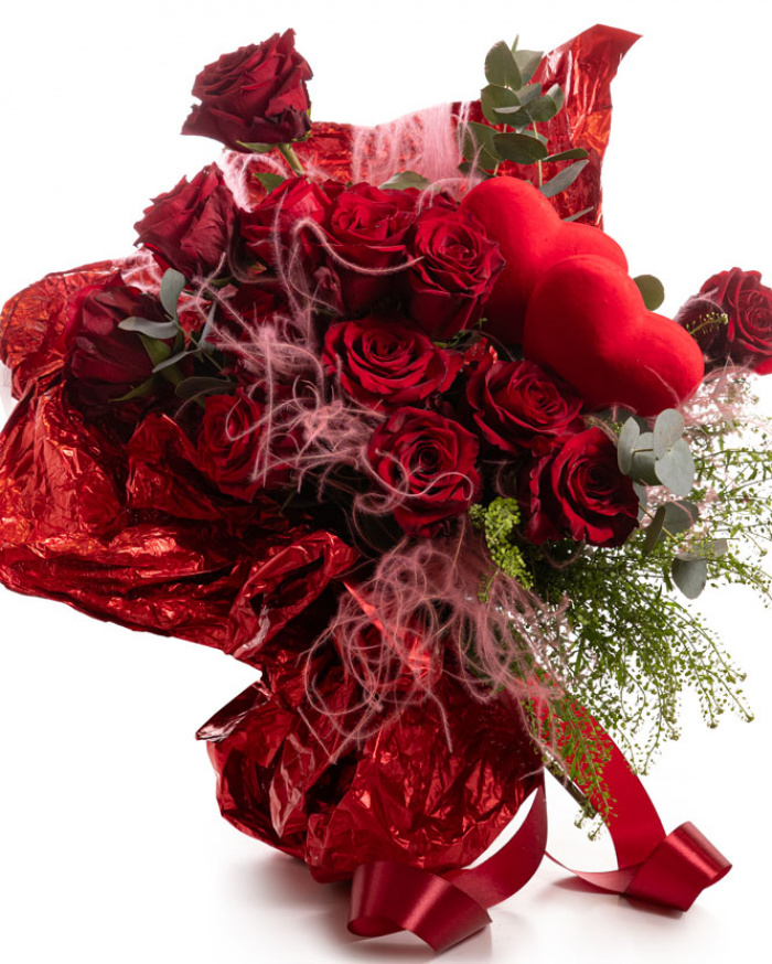 Buchet Valentine's Day cu trandafiri rosii si inimioare, varianta premium