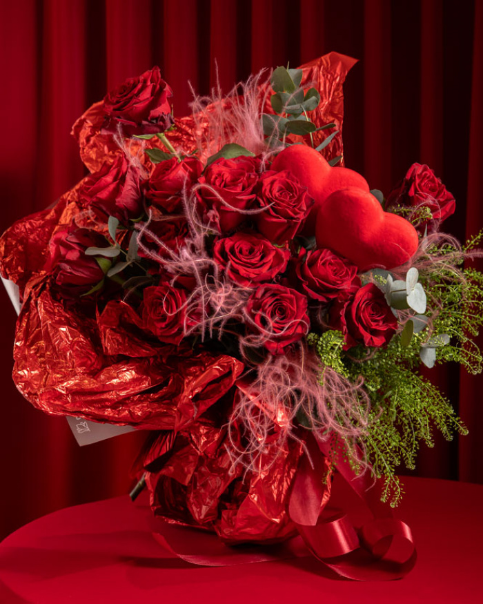 Buchet Valentine's Day cu trandafiri rosii si inimioare, varianta premium, marime