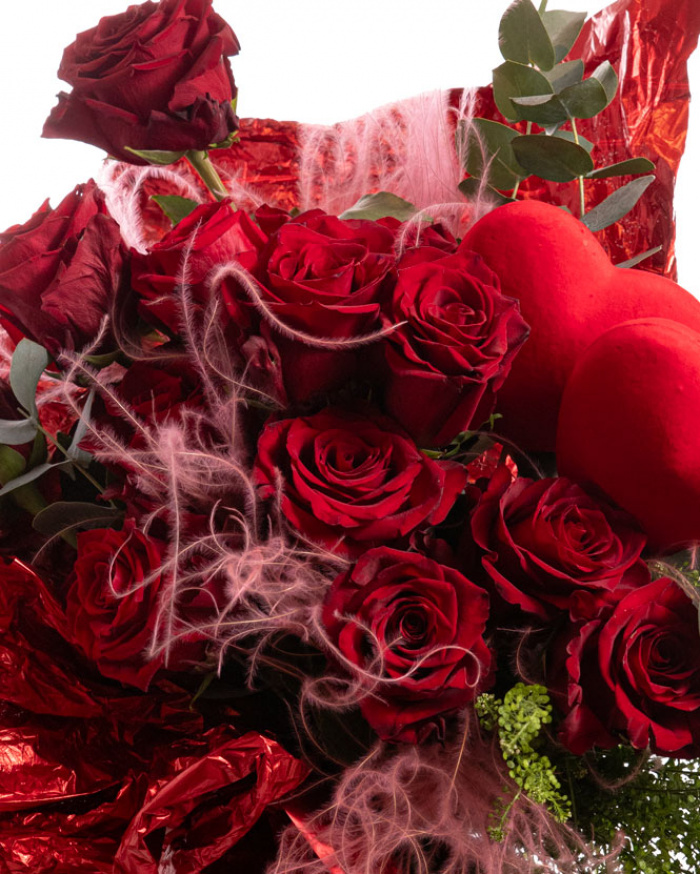 Buchet Valentine's Day cu trandafiri rosii si inimioare, varianta premium, detaliu