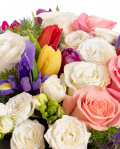 Aranjament floral Colorful Gift, varianta premium, detaliu