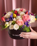 Aranjament floral Colorful Gift, varianta premium