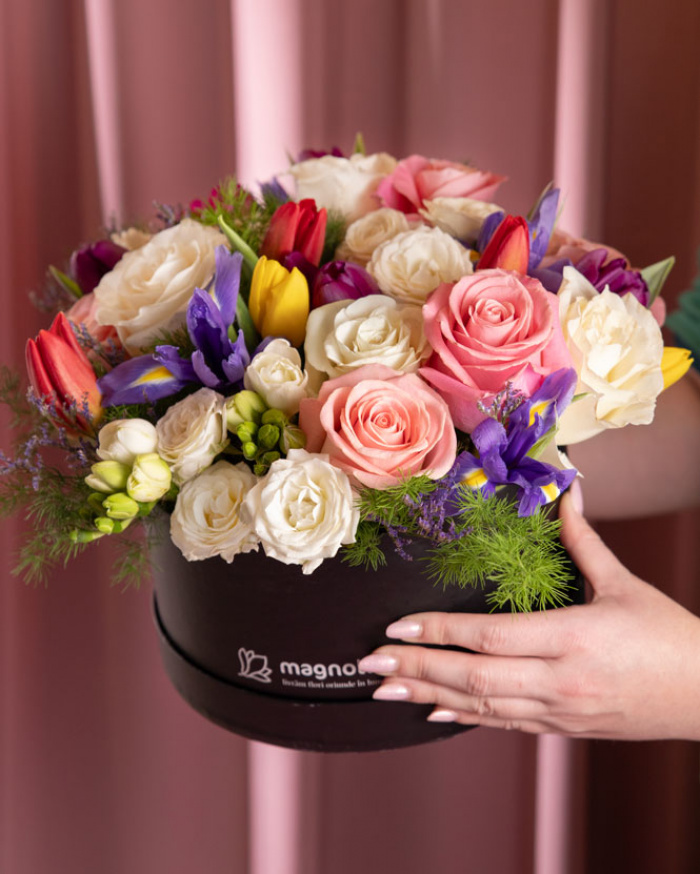 Aranjament floral Colorful Gift, varianta premium