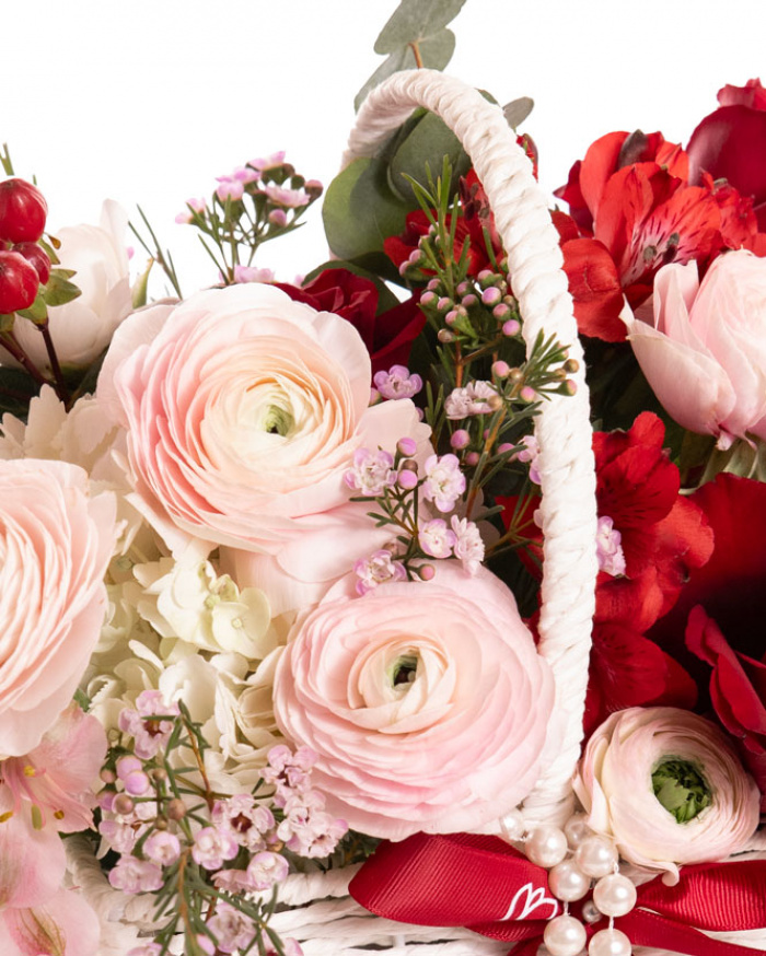 Floral Basket with Ranunculus and Roses – imaginea 2