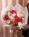 Buchet cu Ranunculus, Lalele și Trandafiri – imaginea 3