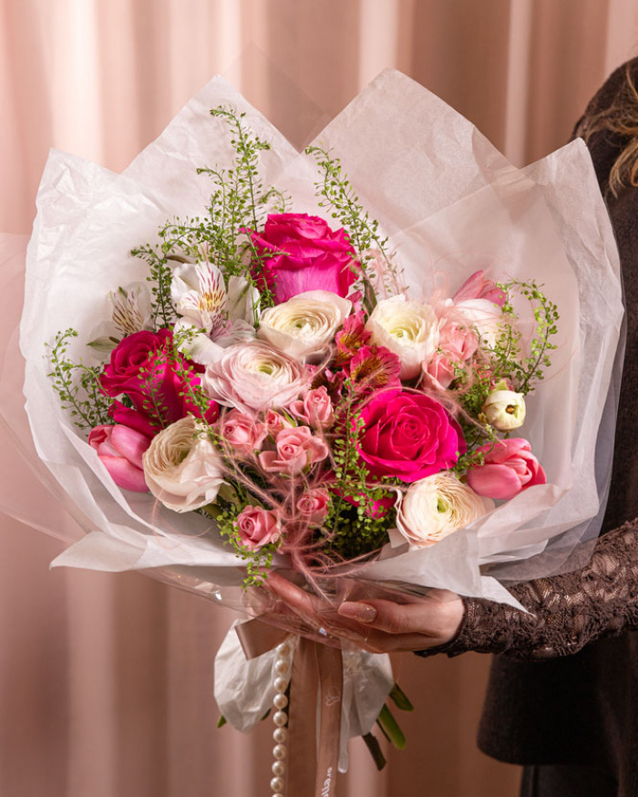 Buchet cu Ranunculus, Lalele și Trandafiri – imaginea 3