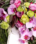 Jerbă funerară cu trandafiri și orhidee – imaginea 2