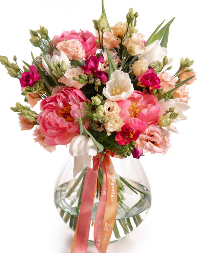 Buchet premium cu 3 bujori corai, 5 frezii cyclam, 6 lalele albe, 3 eustoma și 2 pittosporum, volum bogat