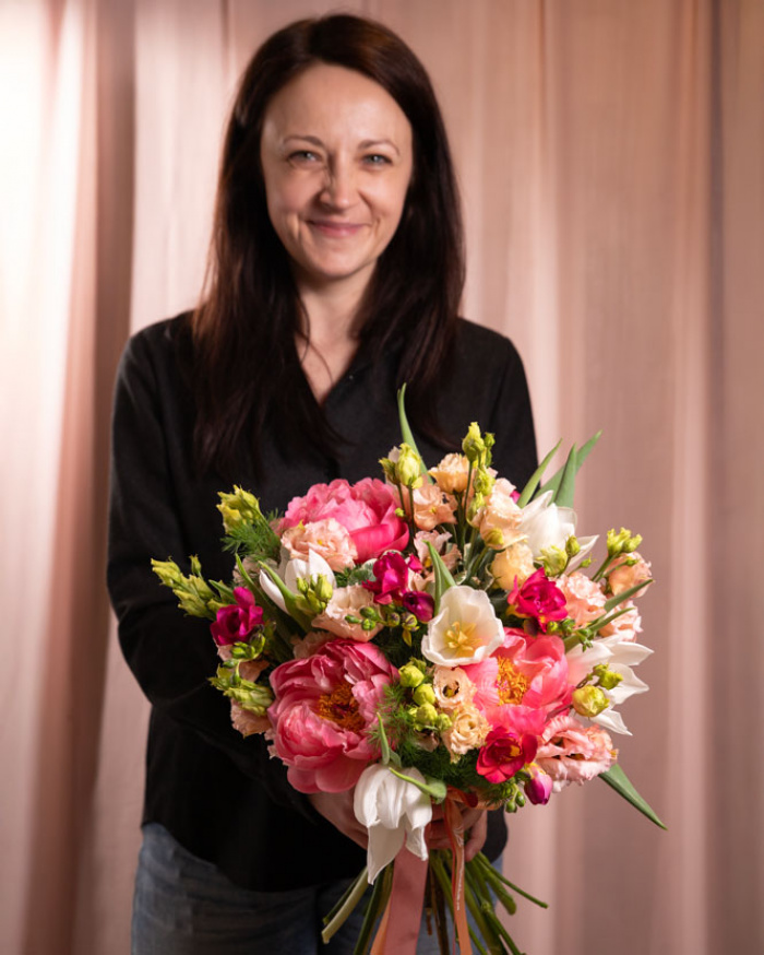 Buchet mare cu 3 bujori corai, 5 frezii cyclam, 6 lalele albe, 3 eustoma și 2 pittosporum, volum amplu