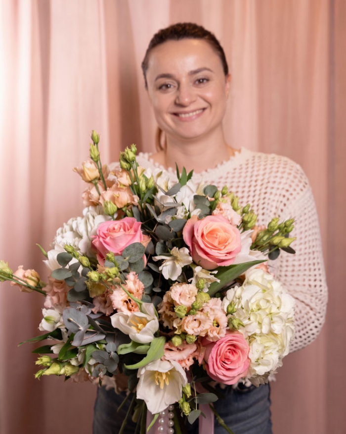 "Signorina" pink rose and hydrangea bouquet – imaginea 3