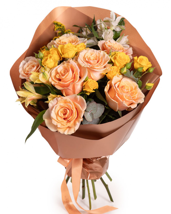 Buchet Premium cu 7 trandafiri portocalii, trandafiri ramificati galbeni, alstroemeria, decorași cu eucalipt.