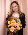 Prezentare volum buchet Premium: 7 trandafiri portocalii, 2 trandafiri ramificati galbeni, alstroeemeria, eucalipt, ambalaj decorativ și panglică elegantă.