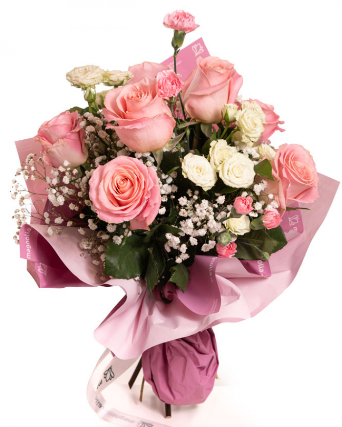 Buchet Premium voluminos cu 7 trandafiri roz, gypsophila și garofiță în tonuri romantice