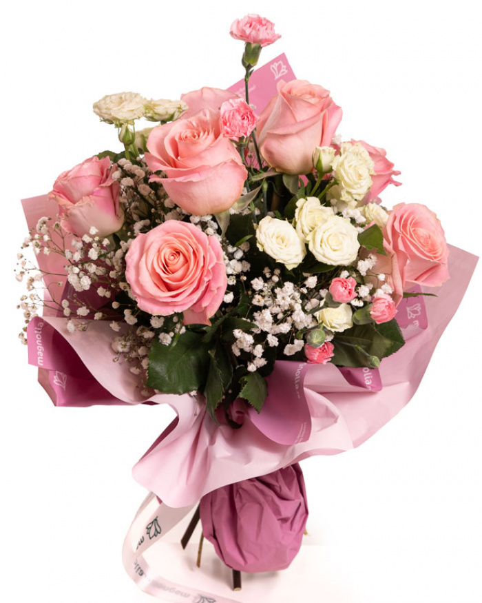 Buchet Premium voluminos cu 7 trandafiri roz, gypsophila și garofiță în tonuri romantice