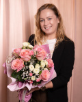 Buchet Premium amplu cu 7 trandafiri roz, 2 trandafiri ramificți albi și verdeață salal într-o compoziție bogată