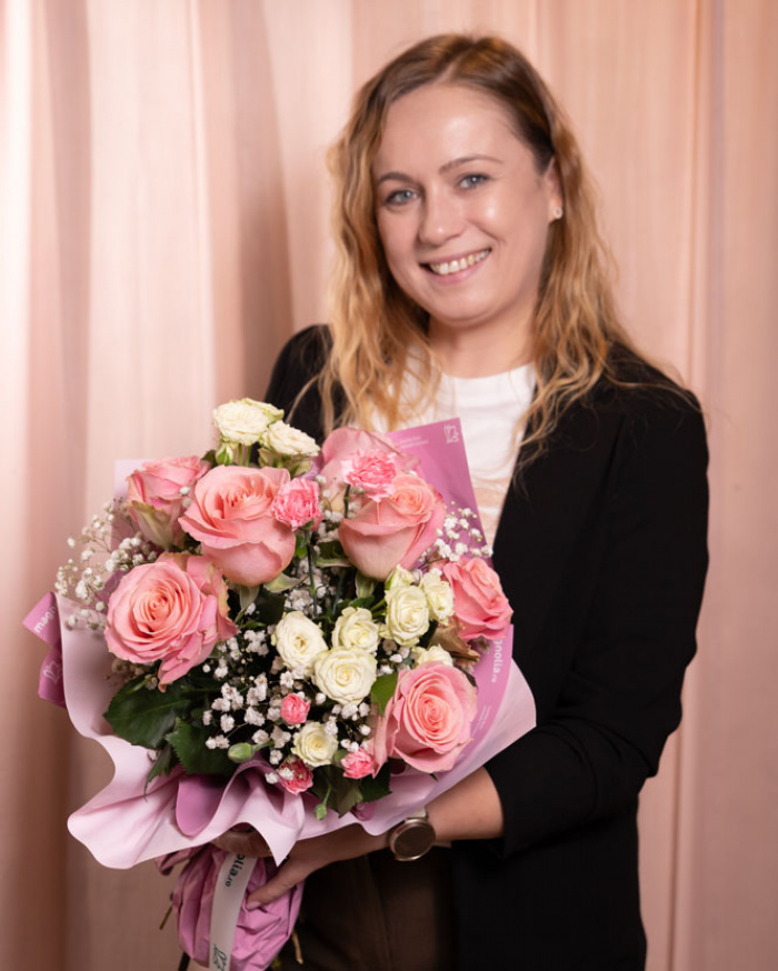 Buchet Premium amplu cu 7 trandafiri roz, 2 trandafiri ramificți albi și verdeață salal într-o compoziție bogată
