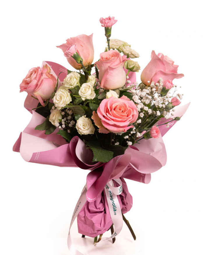 Buchet Deluxe cu 5 trandafiri roz eleganți, garofiță și gypsophila în aranjament romantic