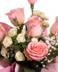 Detaliu floral cu 5 trandafiri roz catifelați, flori albe delicate și verdeață decorativă fresh