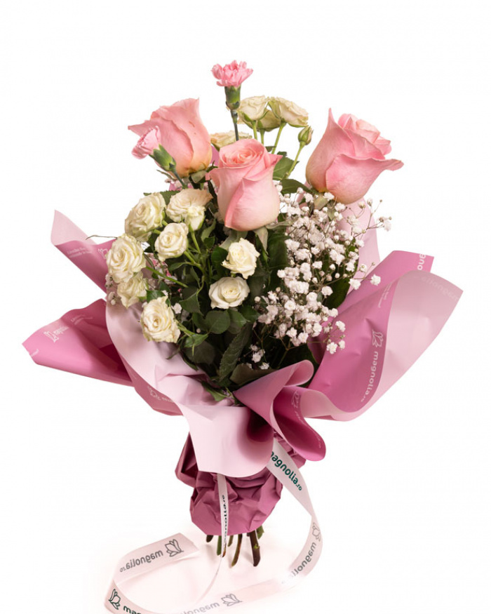 Buchet delicat cu 3 trandafiri roz, gypsophila albă și garofiță accentuată de frunze verzi salal