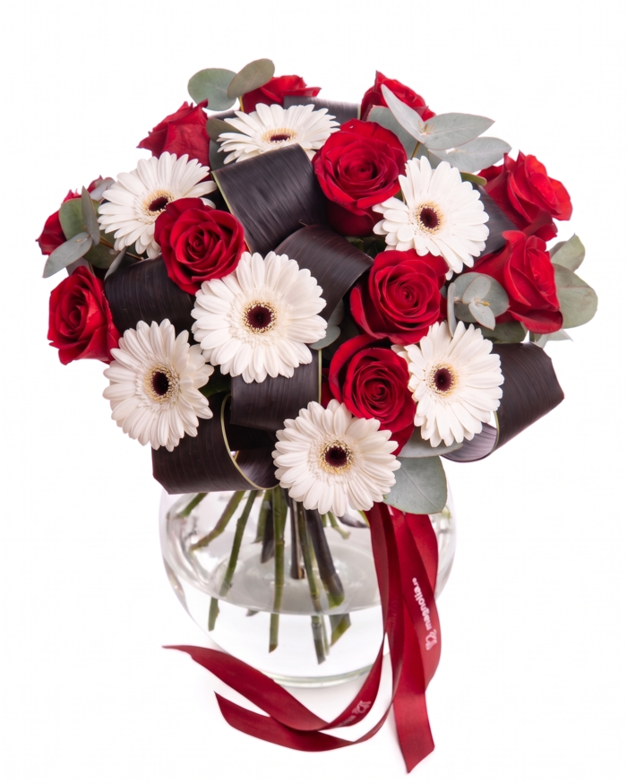Bouquet with red roses and gerberas – imaginea 1