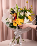Buchet de absolvire cu Trandafiri și Crini – imaginea 3