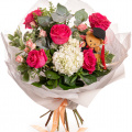 Buchet de absolvire cu flori colorate și accesorii
