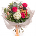 Buchet de absolvire cu flori colorate și accesorii