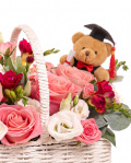 Detaliu de aproape cu florile din Cos cu flori pentru final de an scolar Proud Moment, varianta Premium, compus din doua crengute de eucalipt, doua eustome albe, patru frezii cyclamen, trei trandafiri ramificati roz, trei trandafiri roz