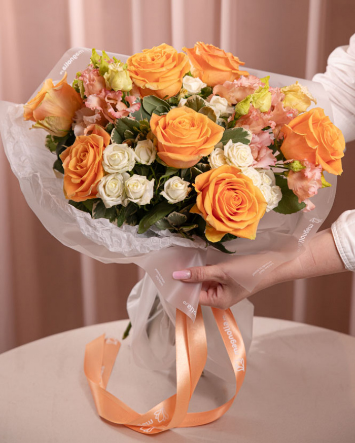 Proportia si dimensiunea pentru Buchet cu Trandafiri portocalii, varianta Premium, compusa din 7 Trandafiri portocalii, 3 Trandafiri ramificati albi, 2 Eustoma somon si 2 Pittosporum