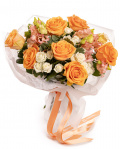 Vedere de ansamblu a produsului Buchet cu Trandafiri portocalii, varianta Premium, compusa din 7 Trandafiri portocalii, 3 Trandafiri ramificati albi, 2 Eustoma somon si 2 Pittosporum