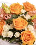 Detaliu de aproape cu florile din Buchet cu Trandafiri portocalii, varianta Premium, compusa din 7 Trandafiri portocalii, 3 Trandafiri ramificati albi, 2 Eustoma somon si 2 Pittosporum