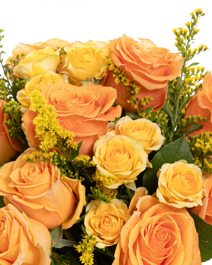 Detaliu de aproape cu florile din Buchet Trandafiri galbeni si portocalii, varianta Premium, compus din 7 Trandafiri portocalii, 3 fire de Solidago si 2 Trandafiri ramificati galbeni, cu 8 frunze de Salal