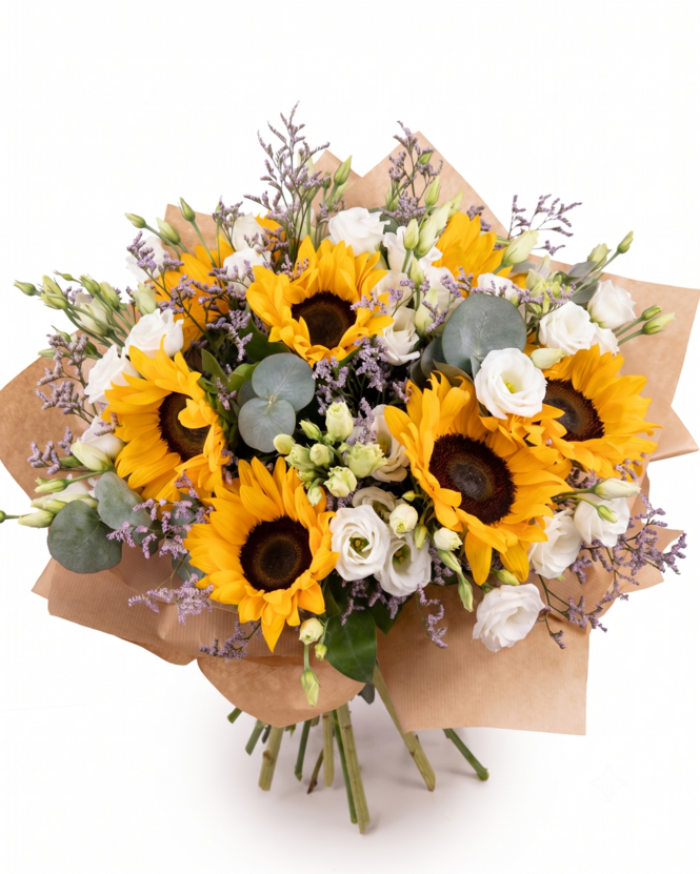 Imagine de ansamblu a buchetului "Buchet cu floarea-soarelui "Summer Vibes"", varianta Premium, realizat din 7 flori de floarea-soarelui, 7 flori de lisianthus alb, 5 fire de limonium si 5 crengute de eucalipt, completat cu 2 panglici.