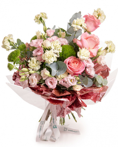 Imagine de ansamblu a buchetului Duetul florilor, varianta Premium, realizat din 3 trandafiri roz, 10 garoafe verzi, 3 fire de lisianthus roz si 3 garoafe puf, completat cu 2 crengute de eucalipt, 2 crengute de ruscus mic, un ambalaj decorativ si 2 panglici.