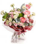 Imagine de ansamblu a buchetului Duetul florilor, varianta Premium, realizat din 3 trandafiri roz, 10 garoafe verzi, 3 fire de lisianthus roz si 3 garoafe puf, completat cu 2 crengute de eucalipt, 2 crengute de ruscus mic, un ambalaj decorativ si 2 panglici.