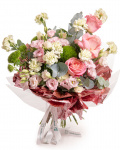 Imagine de ansamblu a buchetului Duetul florilor, varianta Premium, realizat din 3 trandafiri roz, 10 garoafe verzi, 3 fire de lisianthus roz si 3 garoafe puf, completat cu 2 crengute de eucalipt, 2 crengute de ruscus mic, un ambalaj decorativ si 2 panglici.