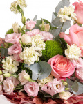 Prim-plan al florilor din buchetul Duetul florilor, varianta Premium, evidentiand combinatia armonioasa de 3 trandafiri roz, 10 garoafe verzi, 3 fire de lisianthus roz si 3 garoafe puf, completate de 2 crengute de eucalipt si 2 crengute de ruscus mic, finisate cu un ambalaj decorativ si 2 panglici elegante.
