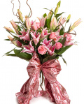 Imagine de ansamblu a buchetului “Buchet trandafiri si crini roz”, varianta Premium, realizat din 7 crini orientali roz, 8 trandafiri roz, 3 ramuri de corylus, 12 frunze de aspidistra, completat cu 2 ambalaje decorative.