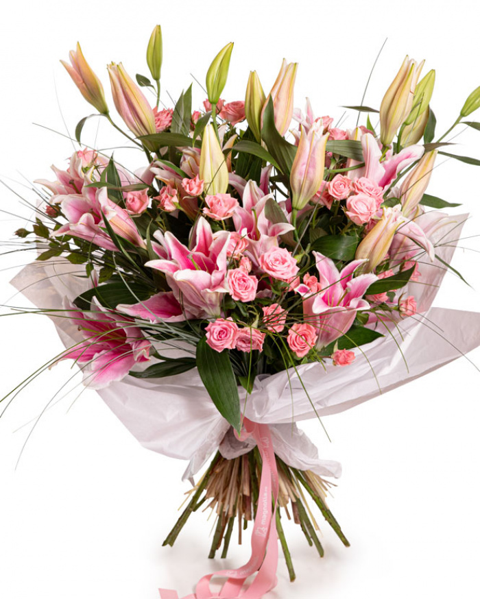 Imagine de ansamblu a buchetului "Buchet cu crini si trandafiri", varianta Premium, realizat din 7 crini orientali roz, 8 trandafiri ramificati roz, 20 de fire de beargrass, completat cu 2 ambalaje decorative si 2 panglici inscriptionate.