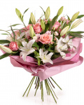 Imagine de ansamblu a buchetului "Pastel Beauty", varianta Premium, realizat din 5 crini orientali albi, 6 trandafiri roz, 3 fire de lisianthus roz, 4 alstroemeria roz si 4 fire de lepidium, completat cu 2 ambalaje decorative si 2 panglici.