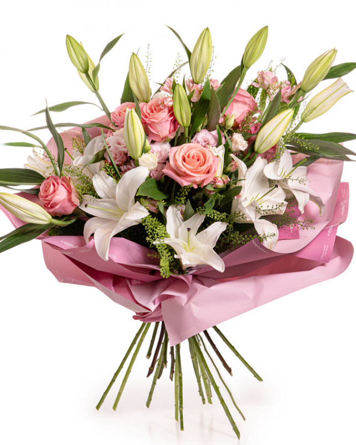 Imagine de ansamblu a buchetului "Pastel Beauty", varianta Premium, realizat din 5 crini orientali albi, 6 trandafiri roz, 3 fire de lisianthus roz, 4 alstroemeria roz si 4 fire de lepidium, completat cu 2 ambalaje decorative si 2 panglici.