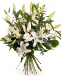 Imagine de ansamblu a buchetului 'Buchet elegant de crini si trandafiri', varianta Premium, realizat din 7 crini orientali, 9 trandafiri albi, 5 frunze de monstera, 5 crengute de eucalipt si 7 crengute de ruscus mare, completat cu o panglica.
