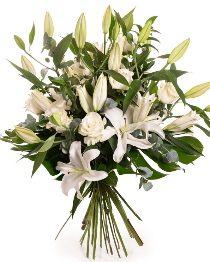 Imagine de ansamblu a buchetului 'Buchet elegant de crini si trandafiri', varianta Premium, realizat din 7 crini orientali, 9 trandafiri albi, 5 frunze de monstera, 5 crengute de eucalipt si 7 crengute de ruscus mare, completat cu o panglica.