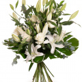 Buchet elegant de crini și trandafiri