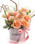 Imagine de ansamblu a aranjamentului “Aranjament delicat cu trandafiri si eustoma”, varianta Premium, realizat din 1 hortensie alba, 7 trandafiri portocalii, 2 fire de eustoma somon, 1 crenguta de lepidium si 1 crenguta de eucalipt, completat cu 1 crenguta de corylus, totul prezentat intr-o cutie alba Magnolia si o panglica roz eleganta.