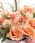 Prim-plan al florilor din aranjamentul “Aranjament delicat cu trandafiri si eustoma”, varianta Premium, evidentiind combinatia armonioasa de 1 hortensie alba, 7 trandafiri portocalii, 2 fire de eustoma somon si 1 crenguta de lepidium, completate de eucalipt si crenguta de corylus, finisate cu o cutie alba si o panglica roz eleganta.