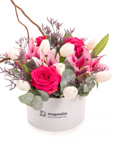 Imagine de ansamblu a aranjamentului “Aranjament cu crini si trandafiri”, varianta Premium, realizat din 1 crin oriental, 1 ramura de corylus, 1 cutie Magnolia alba, 2 crengute de eucalipt, 3 trandafiri Pink Floyd, 1 fir de limonium mic si 9 lalele albe.