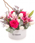 Imagine de ansamblu a aranjamentului “Aranjament cu crini si trandafiri”, varianta Premium, realizat din 1 crin oriental, 1 ramura de corylus, 1 cutie Magnolia alba, 2 crengute de eucalipt, 3 trandafiri Pink Floyd, 1 fir de limonium mic si 9 lalele albe.