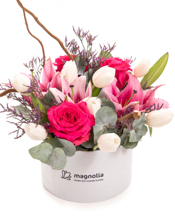 Imagine de ansamblu a aranjamentului “Aranjament cu crini si trandafiri”, varianta Premium, realizat din 1 crin oriental, 1 ramura de corylus, 1 cutie Magnolia alba, 2 crengute de eucalipt, 3 trandafiri Pink Floyd, 1 fir de limonium mic si 9 lalele albe.